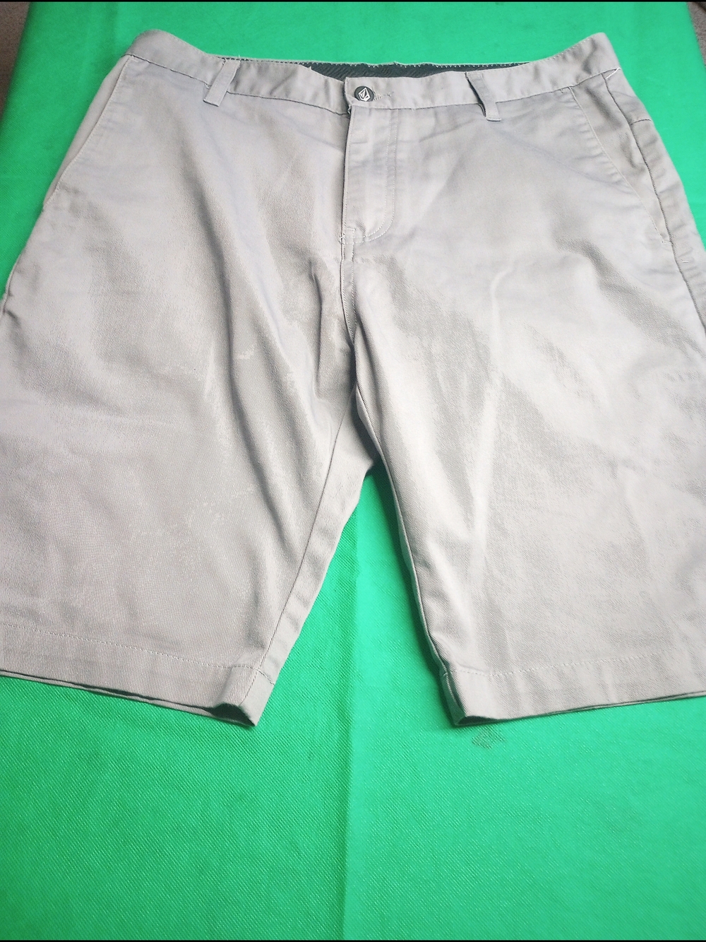 Volcom Men's Flat Front Chino Shorts in Light Gray Size 31